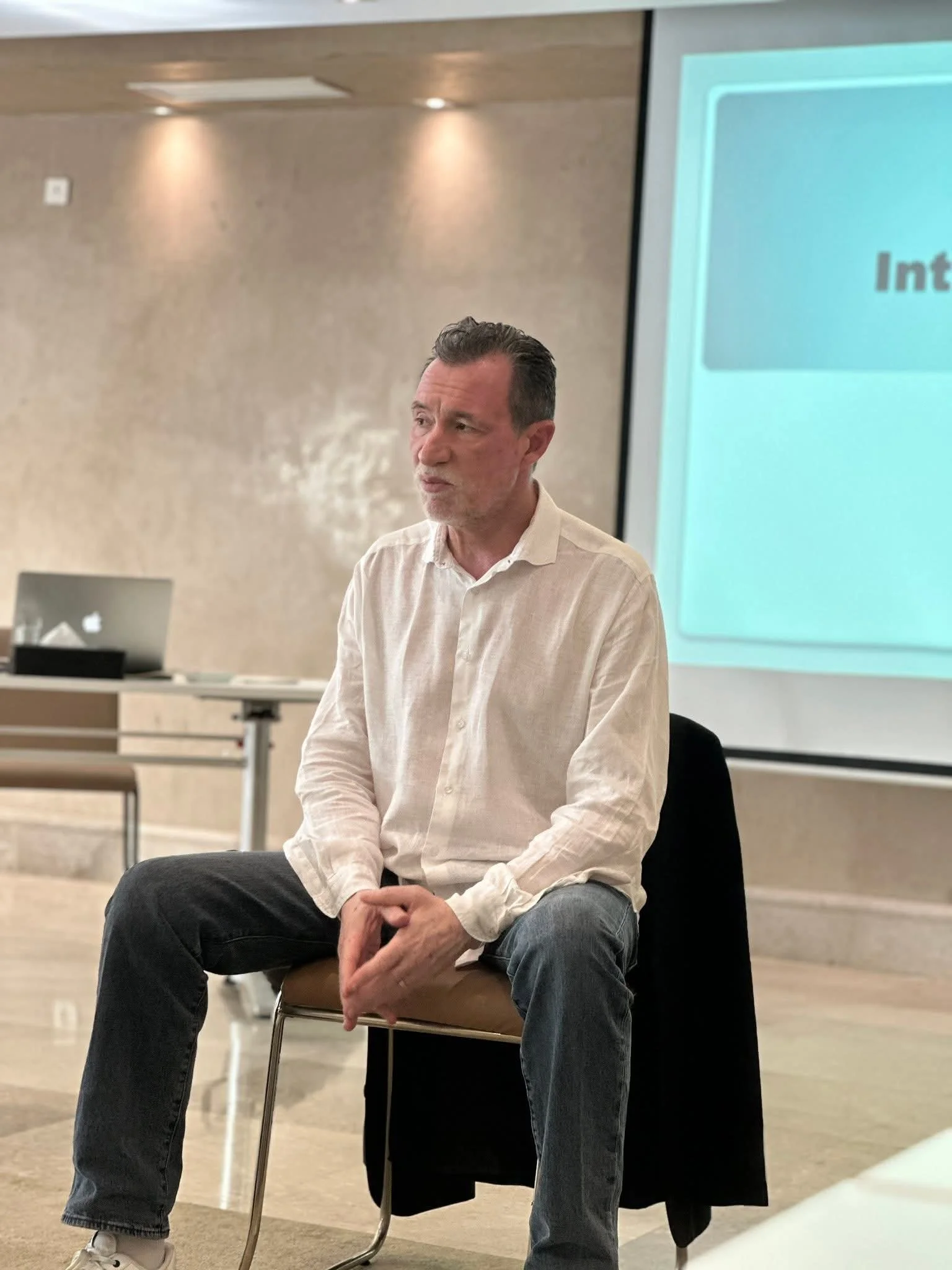 Karim Turki en formation, assis face aux participants