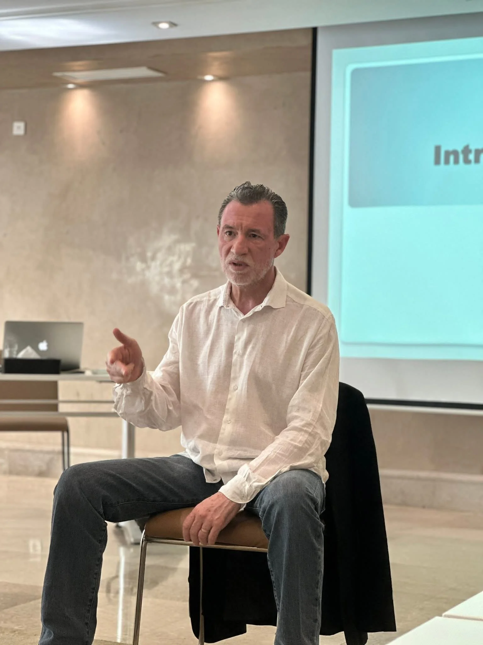 Karim Turki échangeant avec les participants pendant une formation PNL